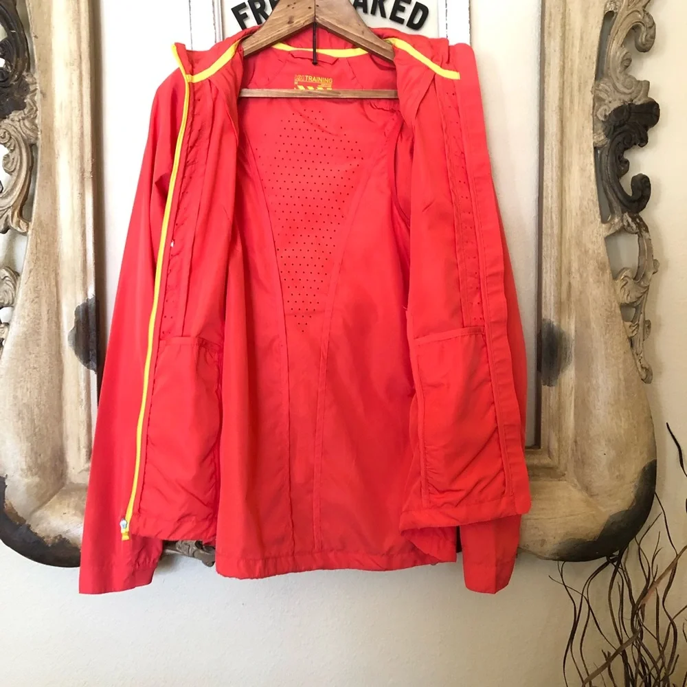 {Helly Hansen} Light, packable running/training jacket with removable sl… - Picture 3 of 14